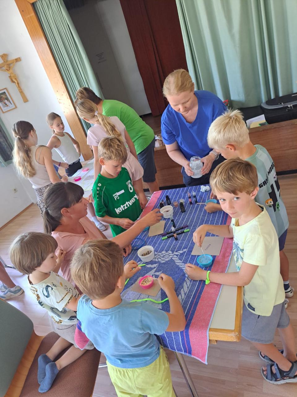 Kindergruppe mit Erwachsener