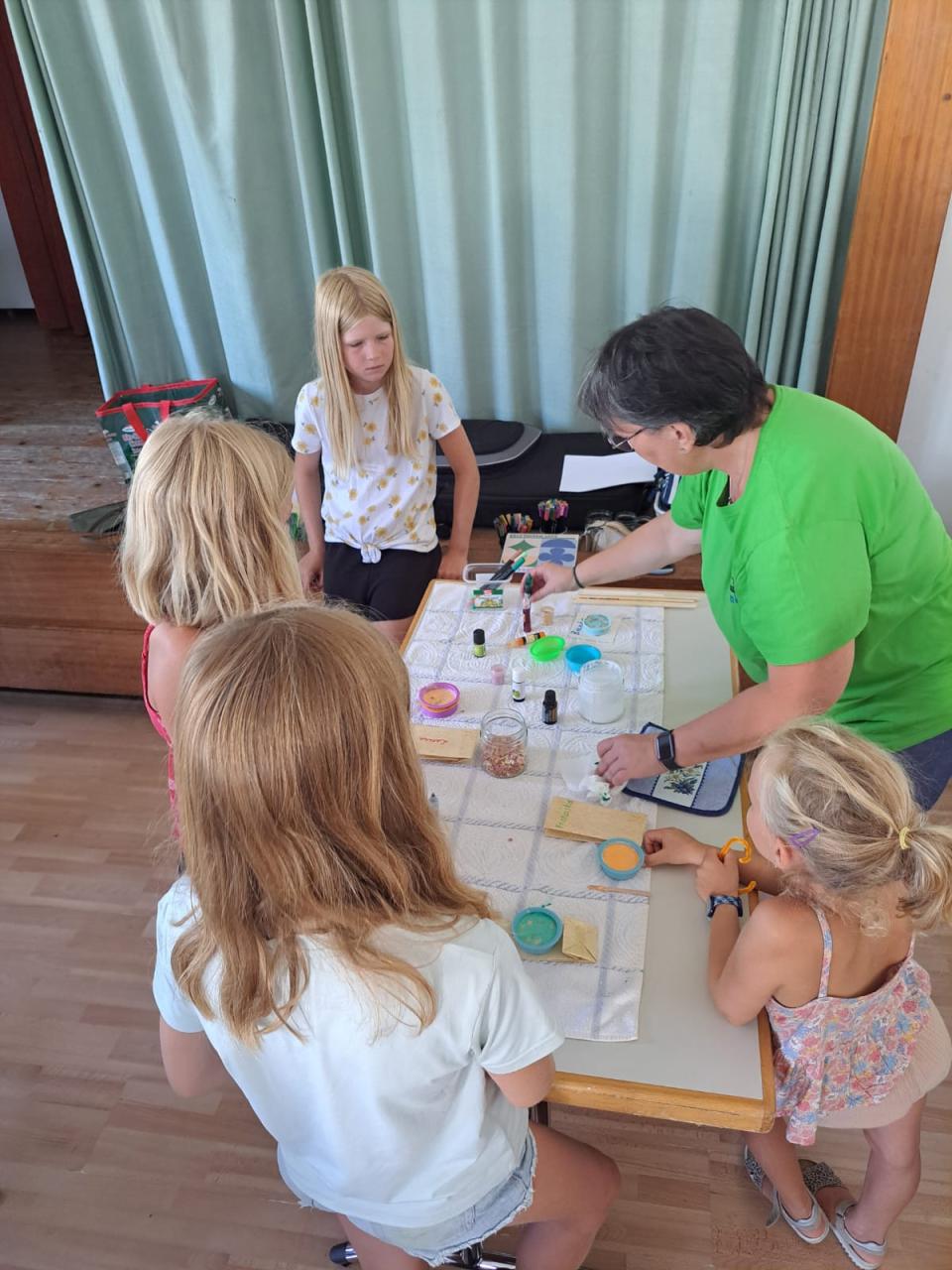 Kinder mit Erwachener
