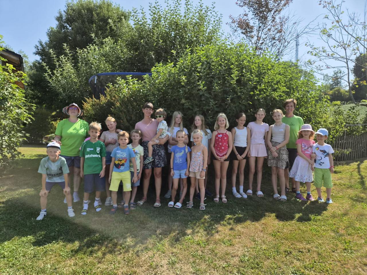 Gruppenfoto mit Kindern und Erwachsenen