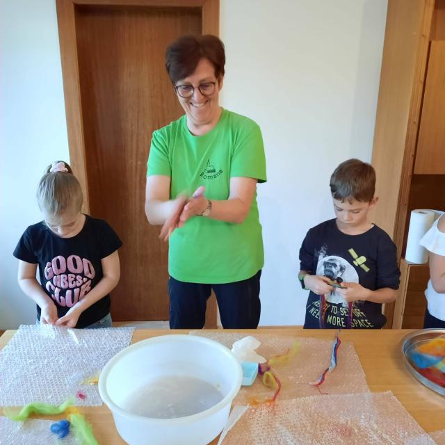 Frau und zwei Kinder