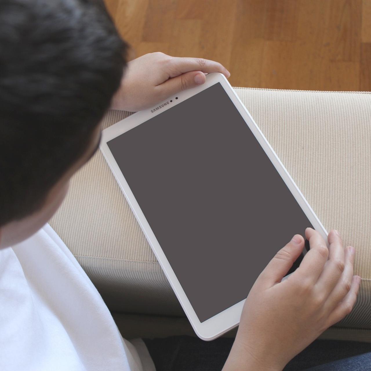 Kind am Tablet