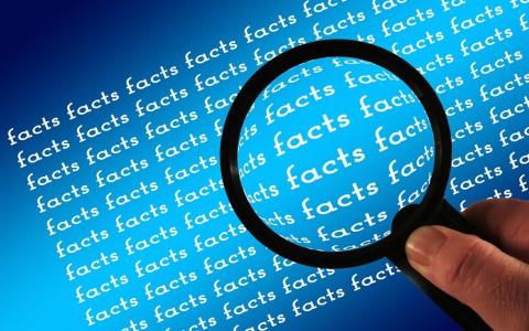 Lupe auf blauem Hintergrund